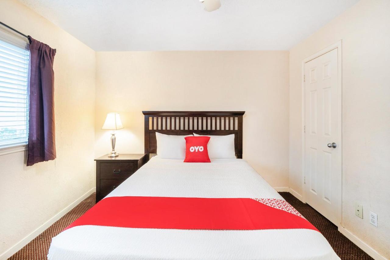 Hotel Oyo & Galleria Houston